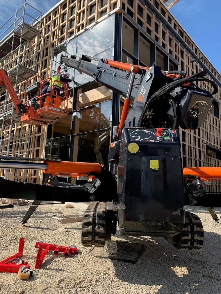 Vue rapprochée des chenilles et stabilisateurs de la mini-grue