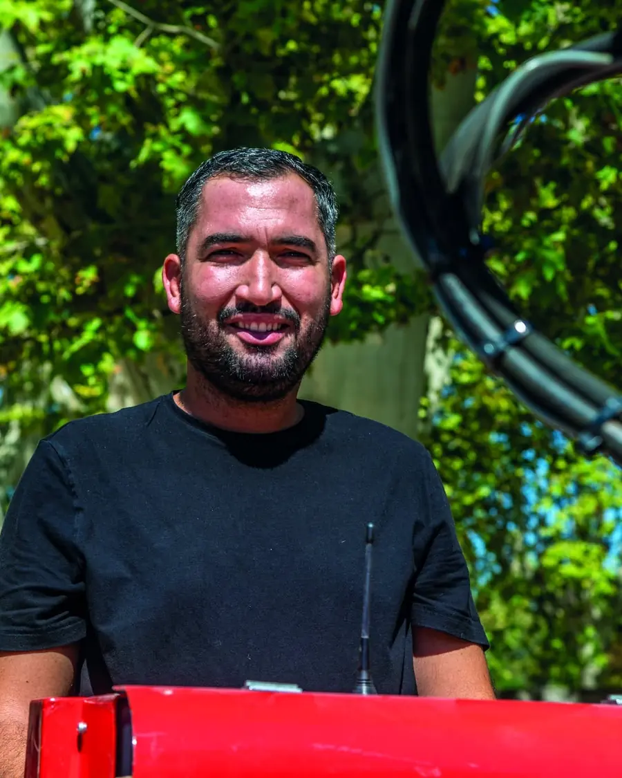 Joris Cervantes, opérateur d'Action Mini Grue, aux commandes de la mini-grue araignée