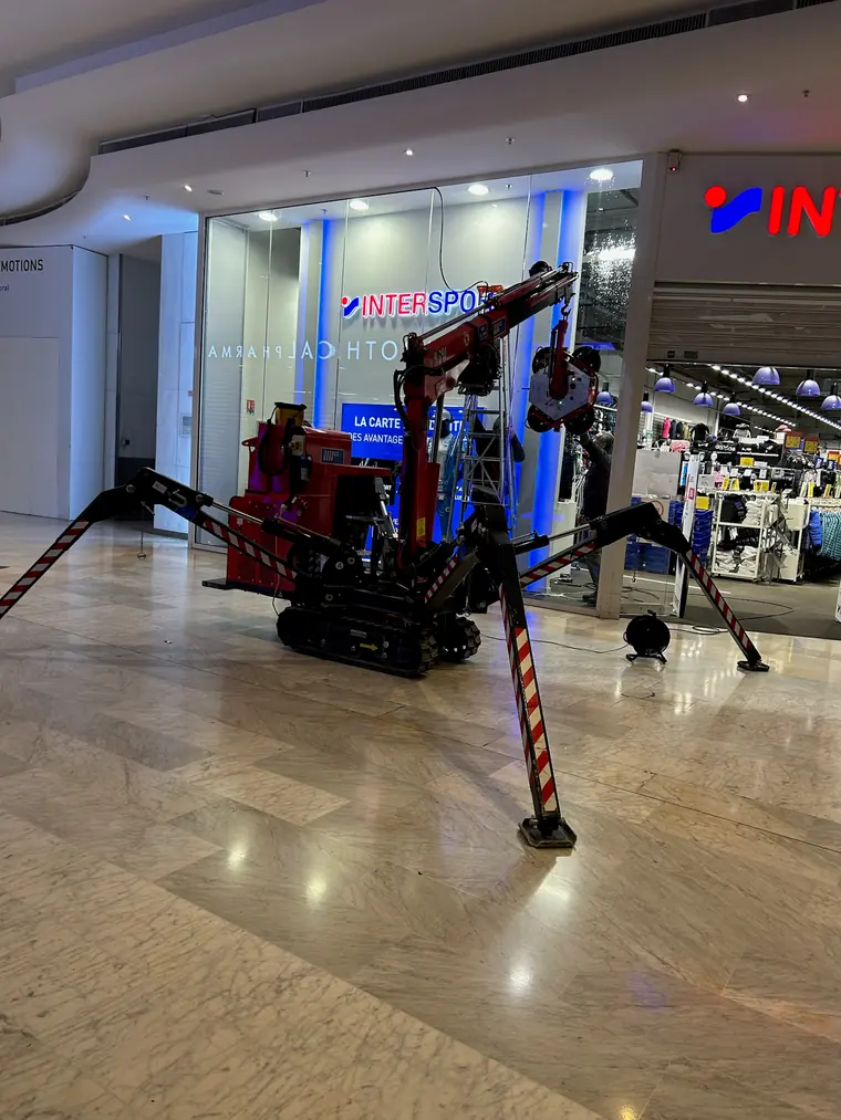Mini-grue araignée dans une galerie commerciale